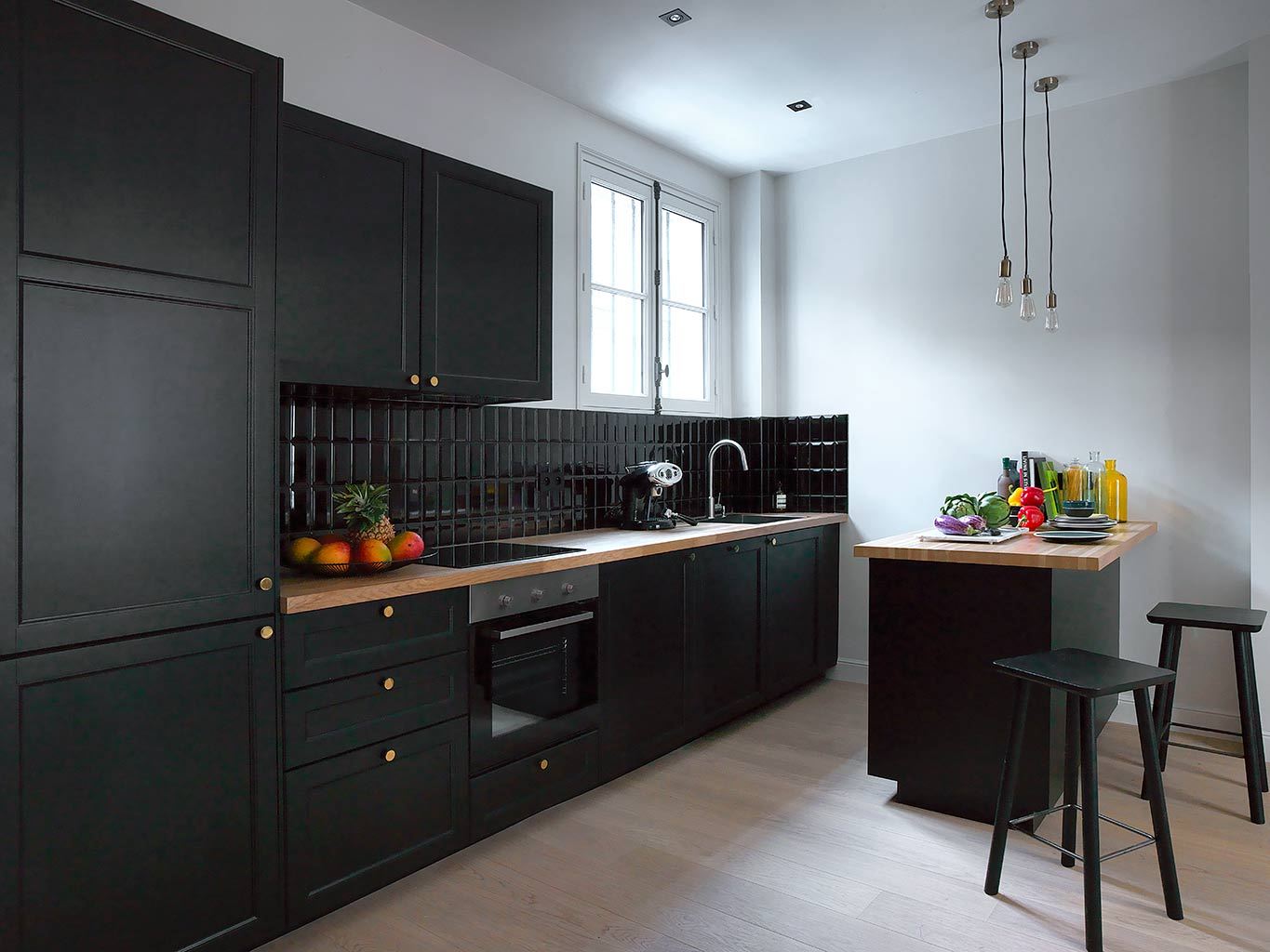 black kitchen design pallet