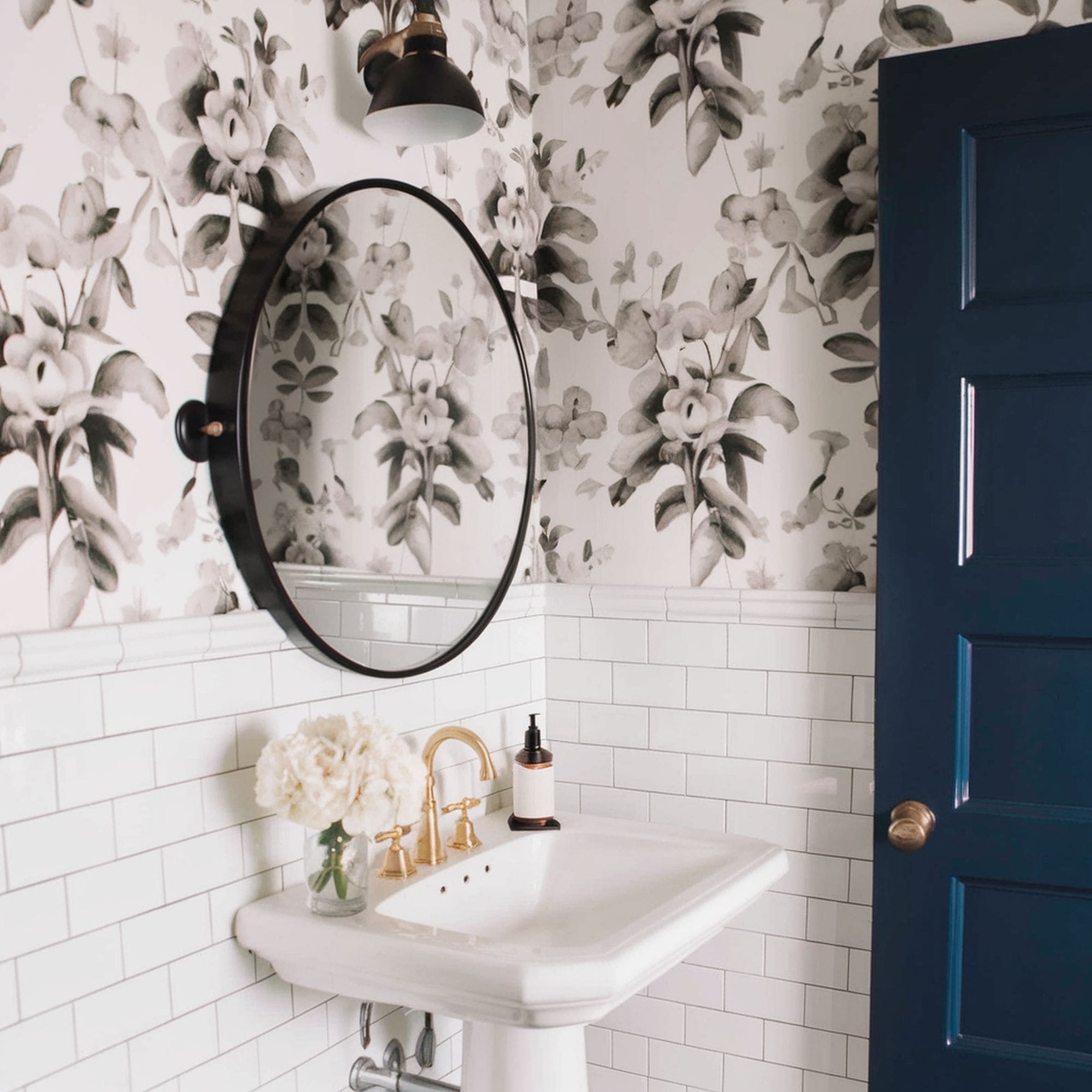 Vintage Floral Patterned Bathroom Wall