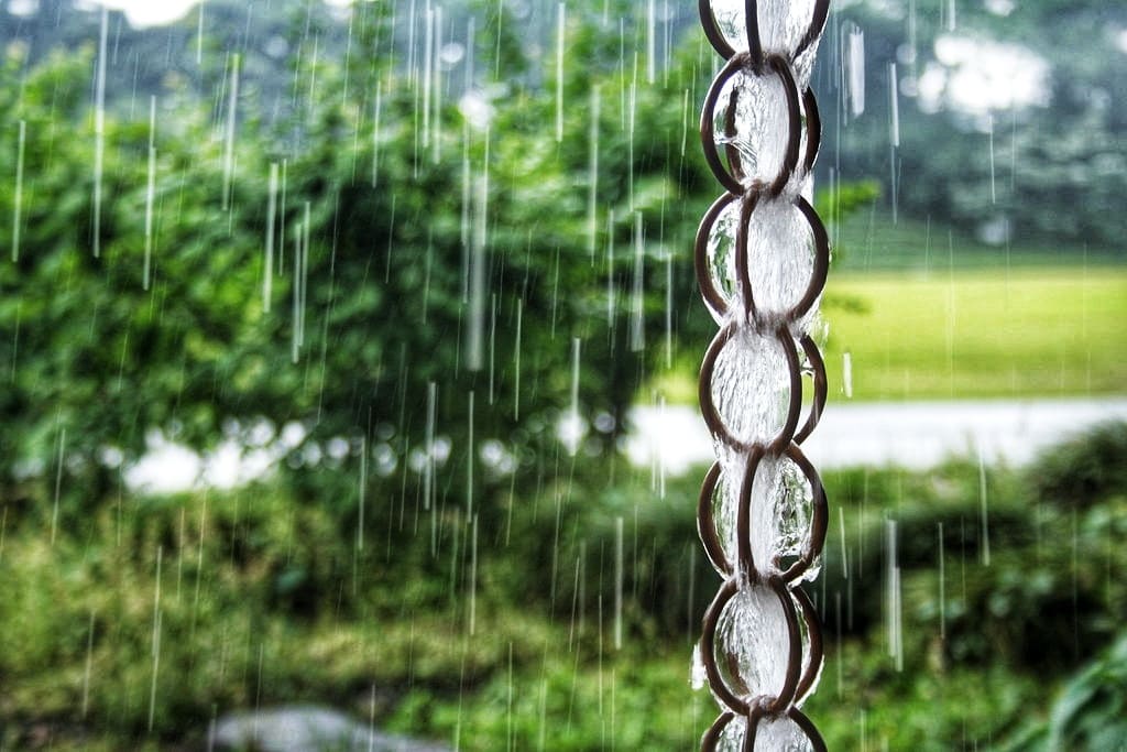 Rain Chains VS Downspouts? 6 Easy Ways to Decide!