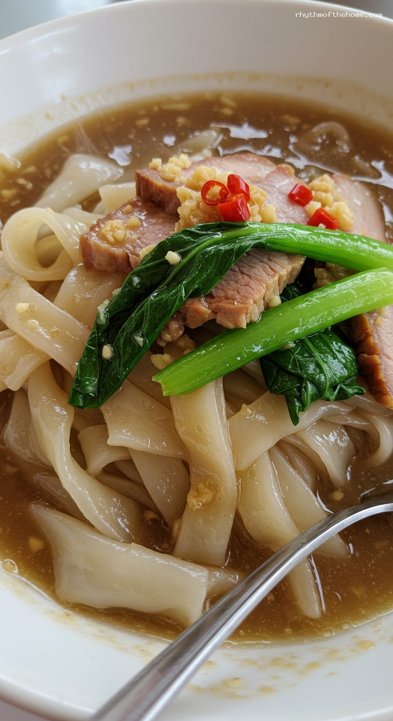 Rad Na: Wok-Seared Noodles in Silky Garlic-Soy Gravy – Closeup